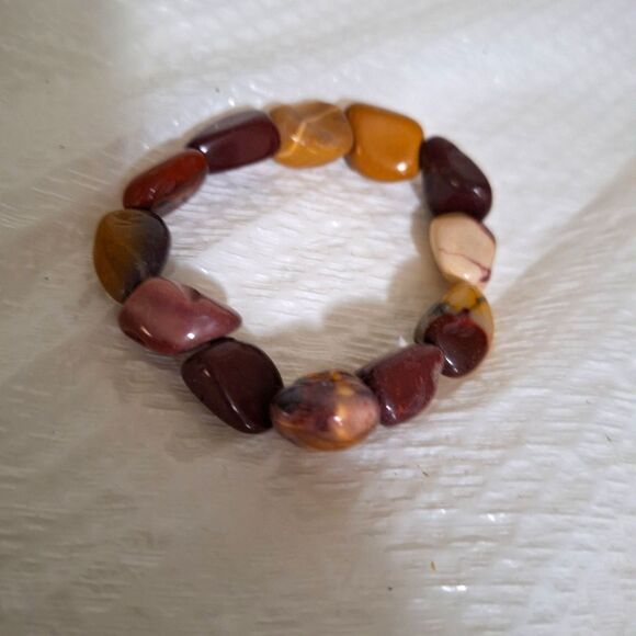 A Polished Mookaite Jasper Stone Stretchy Gemstone Bracelet Earthy Grounding - Picture 3 of 7